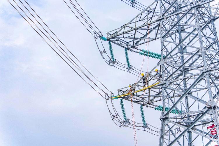 高压配电线路的电压一般为10 kv 20 kv 高压配电线路的电压一般为10 kv 20 kv